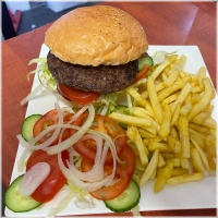 100% rundvlees (125gr) sla,tomaat,augurk en cheddarkaas en burgersaus