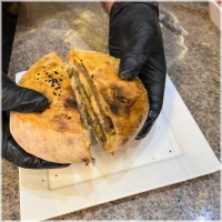 2X burgers &nbsp;mozzarella cheddarkaas salami burgersaus gedroogde uitjes