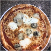 Tomaten, vier soorten kaas en oregano