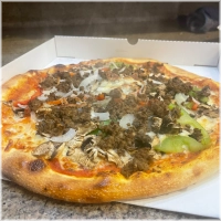 Tomaten, kaas, champignons, gehakt, ham, paprika en ui