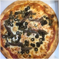 Tomaten, kaas, ansjovis, kappertjes, olijven en oregano